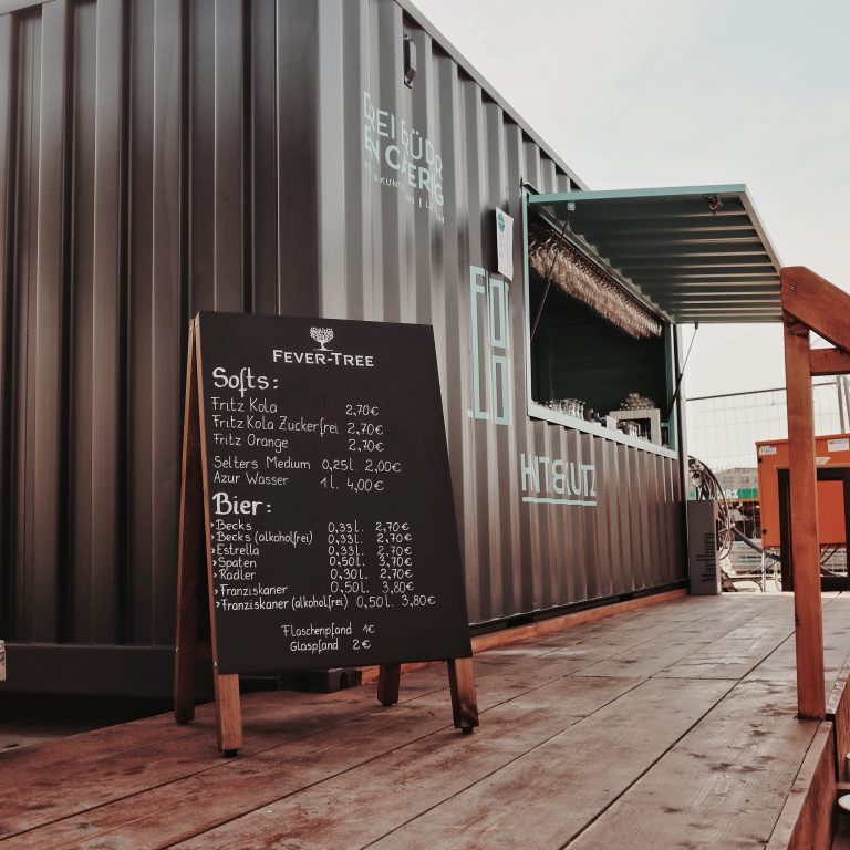 Bistro Container mit Theke am Fenster