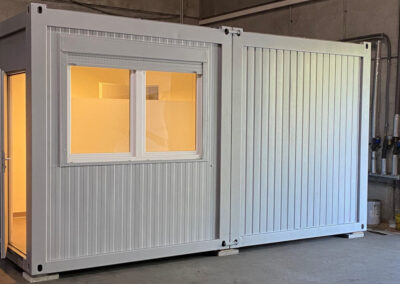 Innenbeleuchteter Container in einem Gebäude