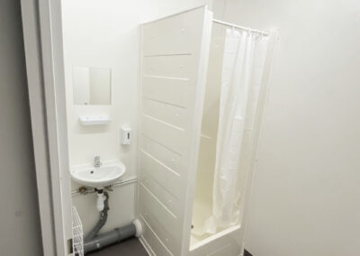 Sanitärcontainer Duschkabine und Waschbecken mit Spiegel