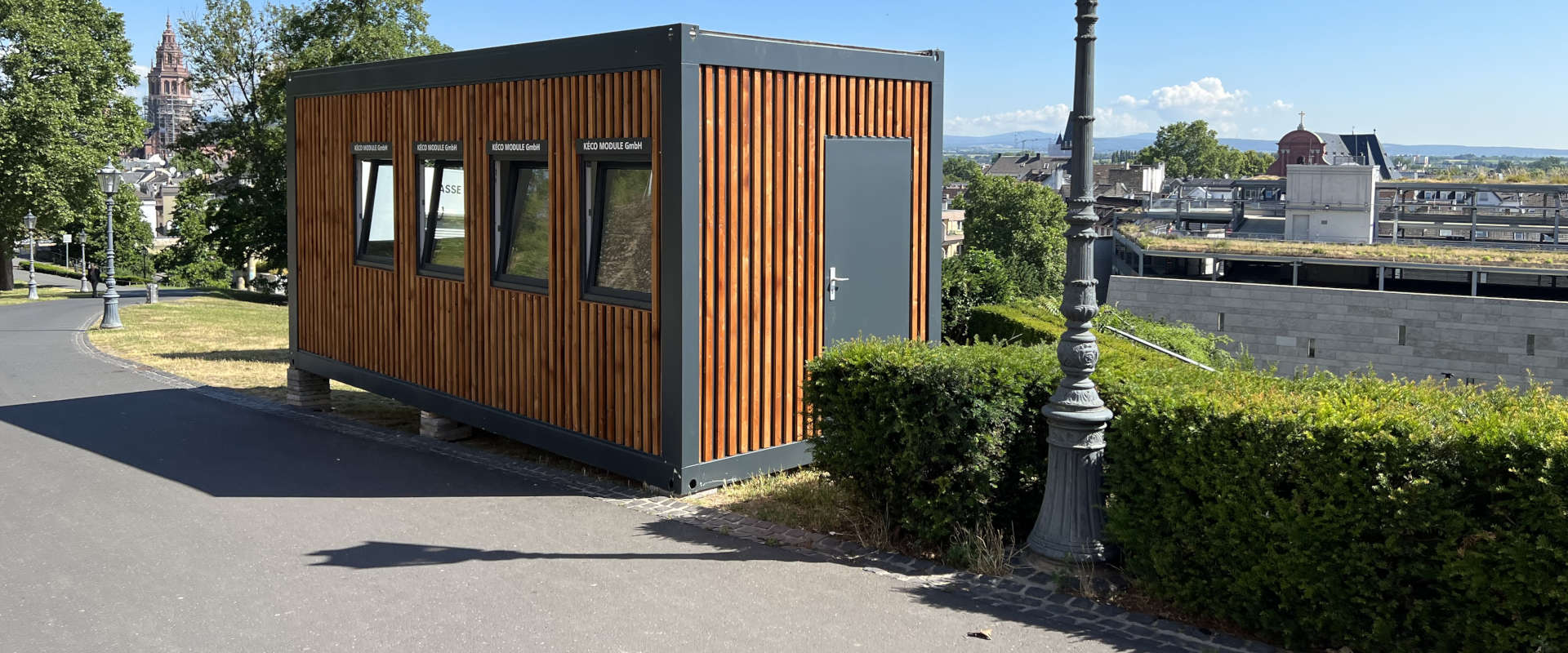 Kassencontainer mit mehreren Fenstern auf einer Wiese